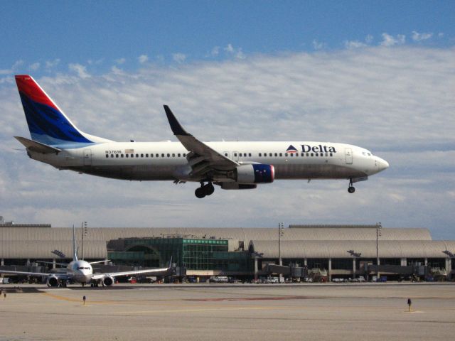 Boeing 737-800 (N3761R) - Landing on RWY 19R