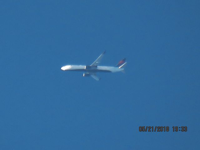 Boeing 737-900 (N824DN)