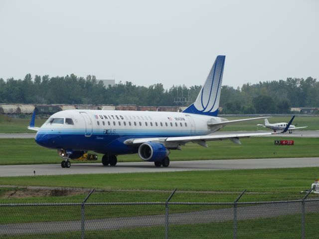 Embraer 170/175 — - Got kicked out of my spot right before it rotated, no video but a few pics because of it :(