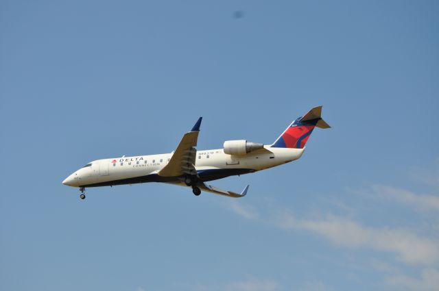 Canadair Regional Jet CRJ-200 (N8837B)