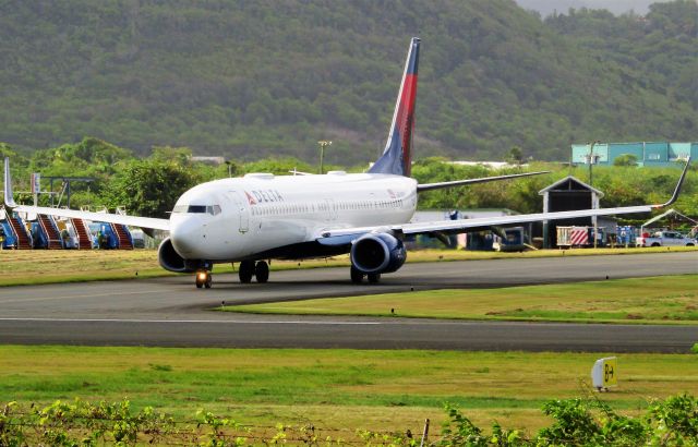 Boeing 737-900 (N819DN)