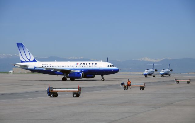 Airbus A319 (N805UA) - Breaktime on the ramp