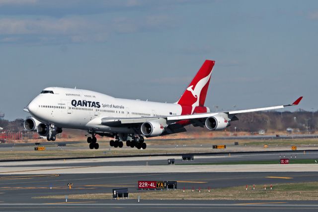 Boeing 747-400 (VH-OEE) - QF11 arriving from LAX.  Not many places to see QF B747s these days