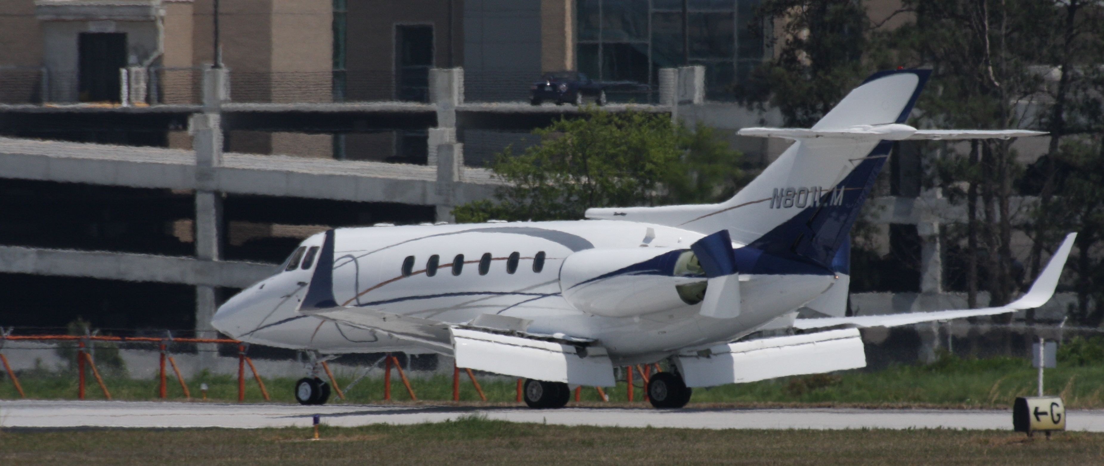 Hawker Siddeley HS-125-400 (N801LM) - Nice looking aircraft lands at KPDK