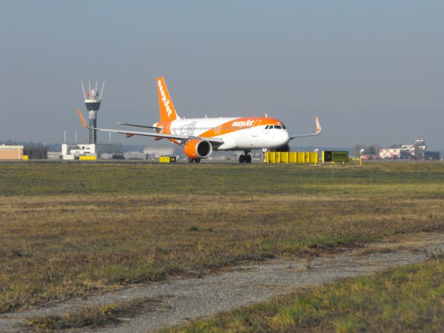 Airbus A320 (G-UZHD)