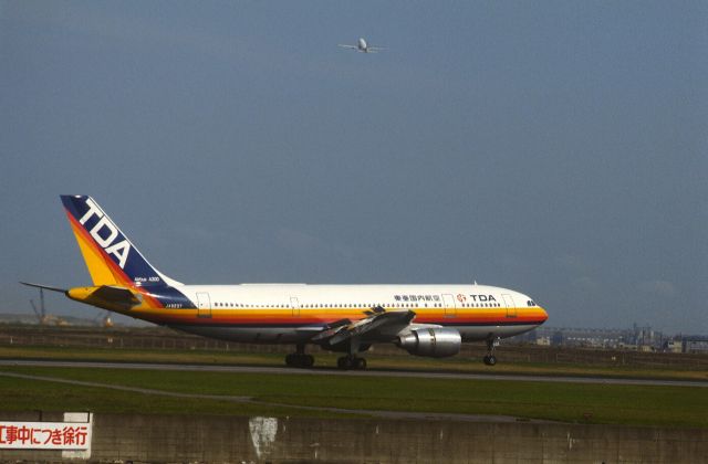 Airbus A300F4-200 (JA8237) - Tochdown at Tokyo-Haneda Intl Airport Rwy22 on 1986/07/12
