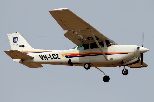 Cessna Cutlass RG (VH-LCZ) - UNISA - UNIVERSITY OF SOUTH AUSTRALIA CESSNA 172RG CUTLASS RG II - REG VH-LCZ (CN 172RG-0578) - PARAFIELD ADELAIDE SA. AUSTRALIA - YPPF (06/11/2014)CAMERA CANON 550D WITH 300MM CANON LENSE