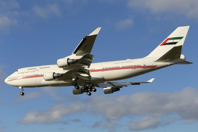 Boeing 747-200 (A6-HRM) - On short finals to LHR.