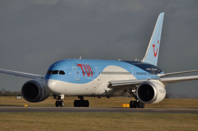 Boeing 787-8 (G-TUIF) - Thomson DreamLiner starting its takeoff run on runway 23L at Manchester