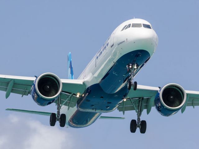 Airbus A321neo (N2002J) - On short final approach.