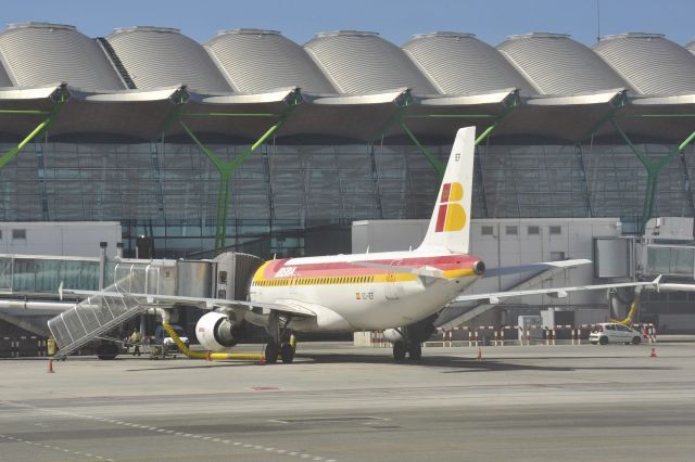 Airbus A320 (EC-IEF) - Iberia Airbus A320 -214 EC-IEF in Madrid 