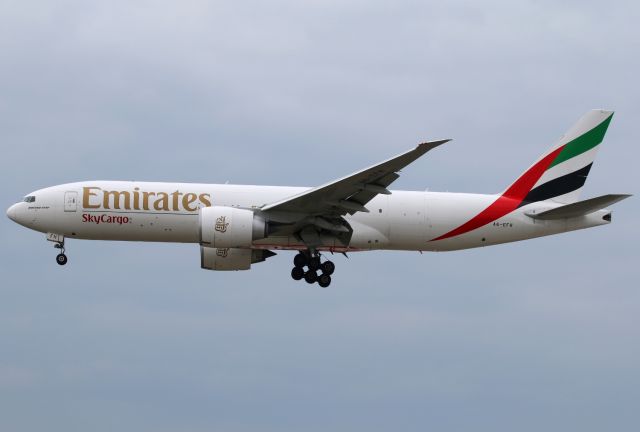 BOEING 777-200LR (A6-EFH)