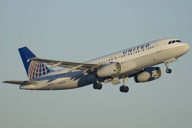 Airbus A320 (N465UA) - United Airbus A320-232 N465UA departing for Chicago O'Hare International Airport. Its construction number is 1341. It first flew registered as F-WWDF on November 10, 2000. It was delivered to United on November 20, 2000. It was transferred to Ted on June 5, 2004 and back to United on November 3, 2008.