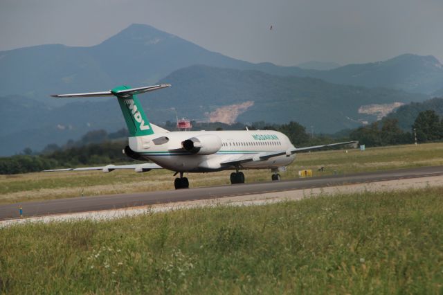 Fokker 100 (YR-FZA)