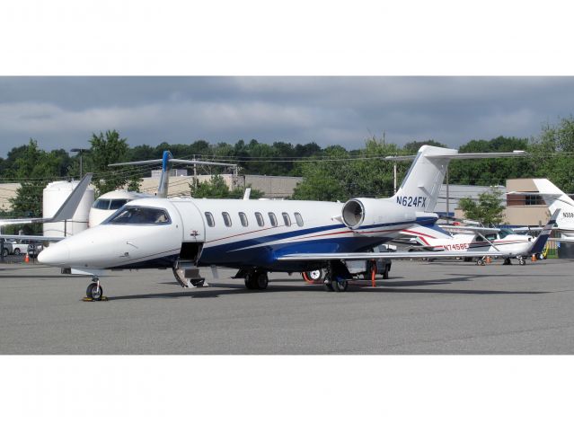 Learjet 40 (N624FX)