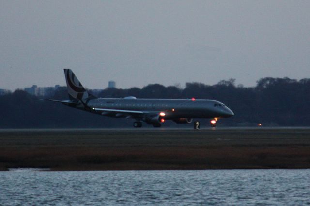 Embraer ERJ-190 (N527AH) - Sharp looking E190 departing BOS at dusk.