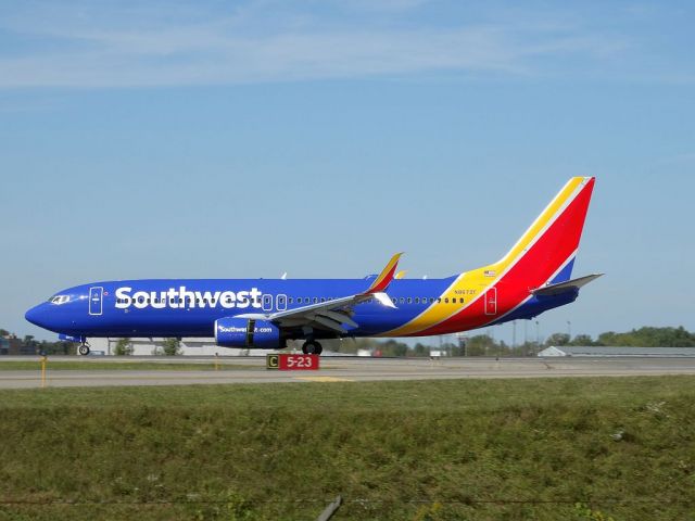 Boeing 737-800 (N8672F)