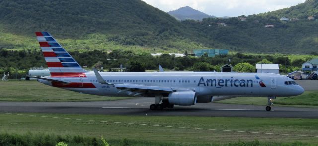 Boeing 757-200 (N185AN)