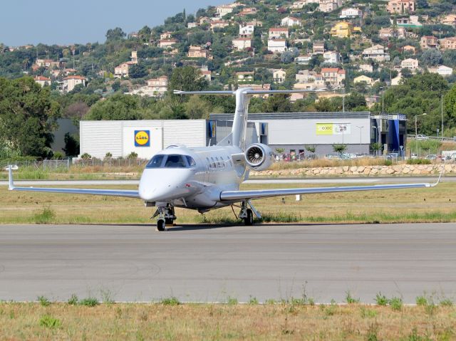 Embraer Phenom 300 (M-APLE)