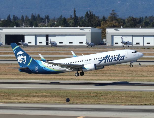 Boeing 737-800 (N590AS) - KSJC - rounding out my back to back N590 regs, (Hawaiian was N590HA) Alaska 737-800 departing for Lihue Kauai HI off Runway 30R. The viewing options at SJC area pretty much gone now....the top of the parking structure has some vantage points, you cant take your car up here to the top floor, use the elevator, so not like 1990!