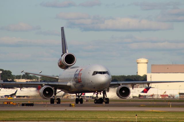 Boeing MD-11 (N572FE)