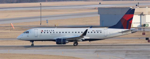 Embraer 175 (N252SY)