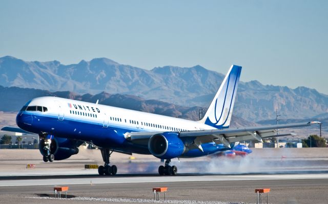 Boeing 757-200 (N529UA)