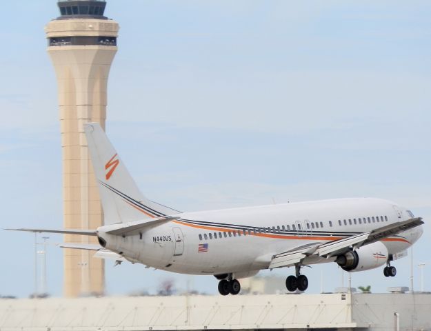 BOEING 737-400 (N440US)