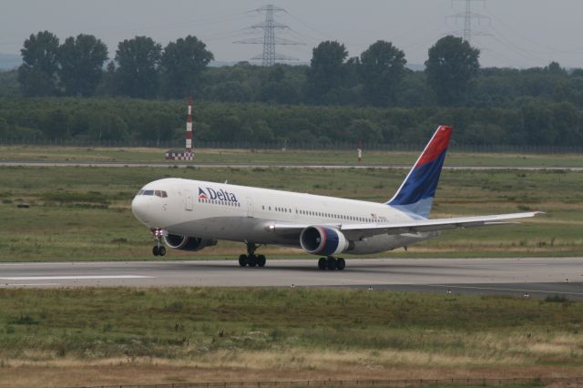BOEING 767-300 (N153DL)