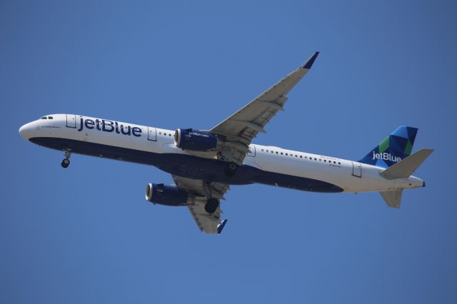 Airbus A321 (N989JT)