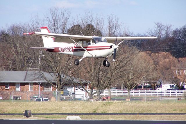 Cessna Skyhawk (N75829)