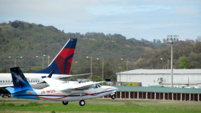 Canadair Challenger (J8-MQS)