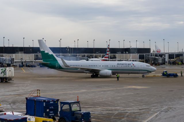 Boeing 737-800 (N916NN) - American Airlines 737-800 in Reno Air retro livery backing out from the gate at O'Hare on 2/6/2022. Taken with a Canon 850D and Sigma 18-35mm Art lens.