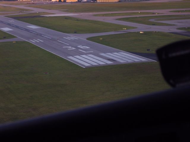 Cessna Skyhawk (N2141Y) - Turning a tight short final runway 36L KTUL