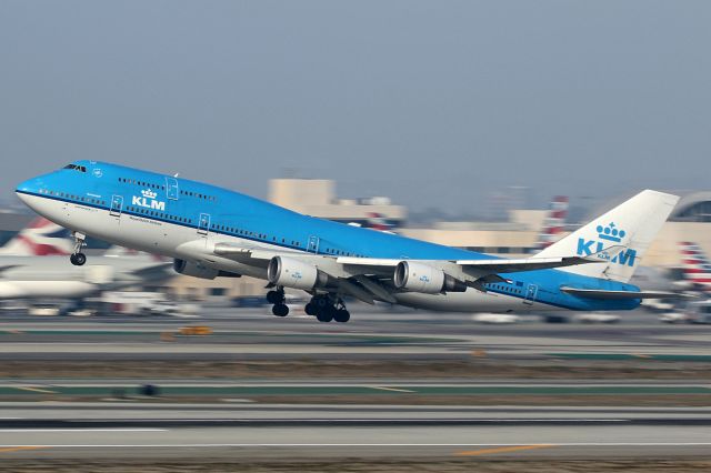 Boeing 747-400 (PH-BFG) - Takes off.