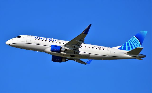 Embraer 175 (N609UX)