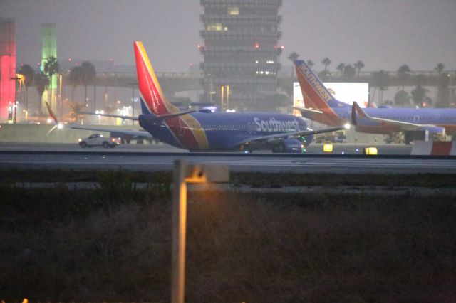 Boeing 737-800 (N8322X)