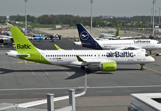 Airbus A220-300 (YL-ABV)