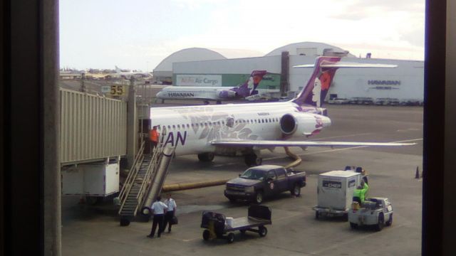 Boeing 717-200 (N488HA) - At Honolulu waiting to push back for a short inter-island flight to Hilo (only half hour flight). Even if its a inter-island flight, it can be ridiculous.