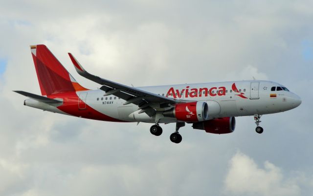 Airbus A319 (N741AV)