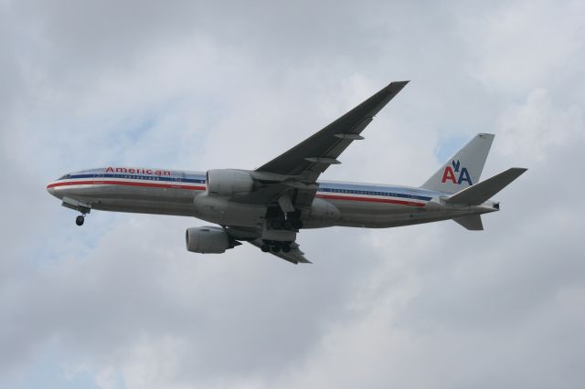 Boeing 777-200 (N765AN)