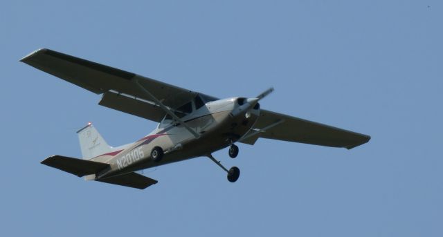 Cessna Skyhawk (N20105) - On short final is a 1972 Cessna 172M Skyhawk in the Spring of 2023.