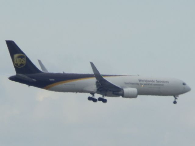 BOEING 767-300 (N347UP)