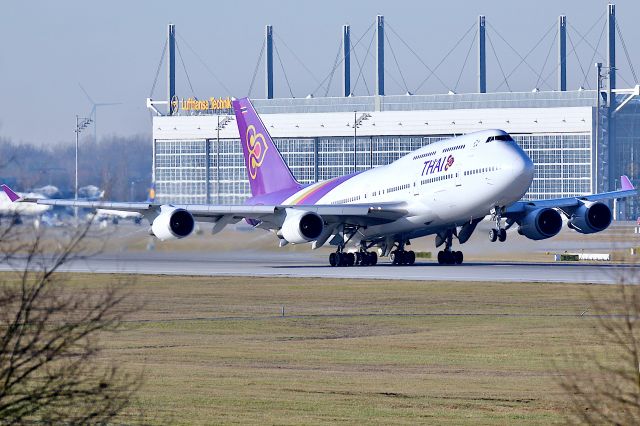 Boeing 747-400 (HS-TGY)