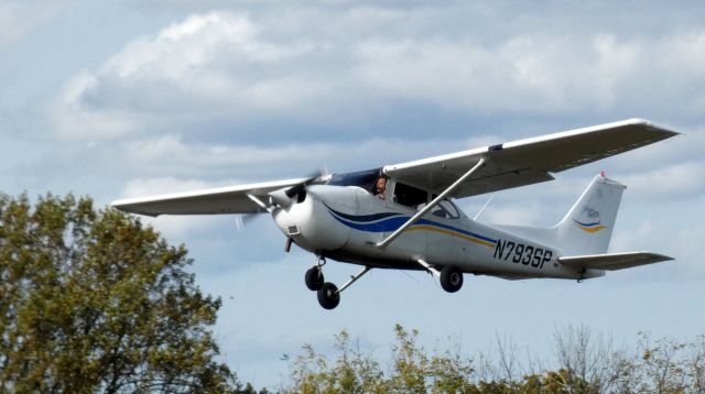 Cessna Skyhawk (N793SP) - On final is this 2001 Cessna Skyhawk SP 172S in the Autumn of 2020.