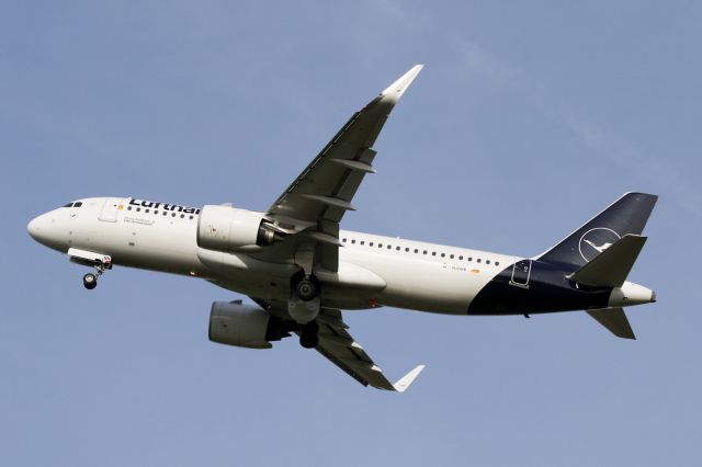 Airbus A320neo (D-AINN) - LH941 departing to FRA.