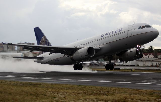 Airbus A320 (N472UA)