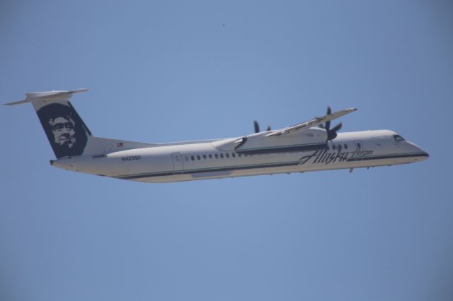 de Havilland Dash 8-400 (N429QX)