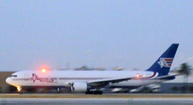 BOEING 767-300 (N316CM)