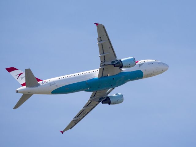 Airbus A320 (OE-LBV) - Departure runway 29.